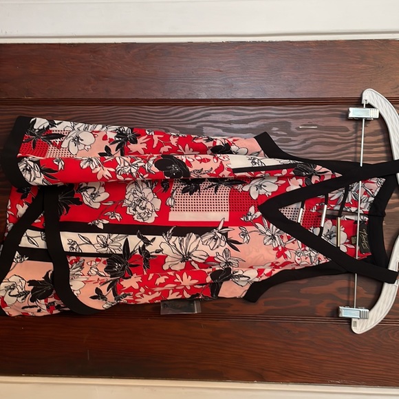 Thalia Sodi faux wrap sleeveless halter to with geometric floral print - Picture 2 of 8